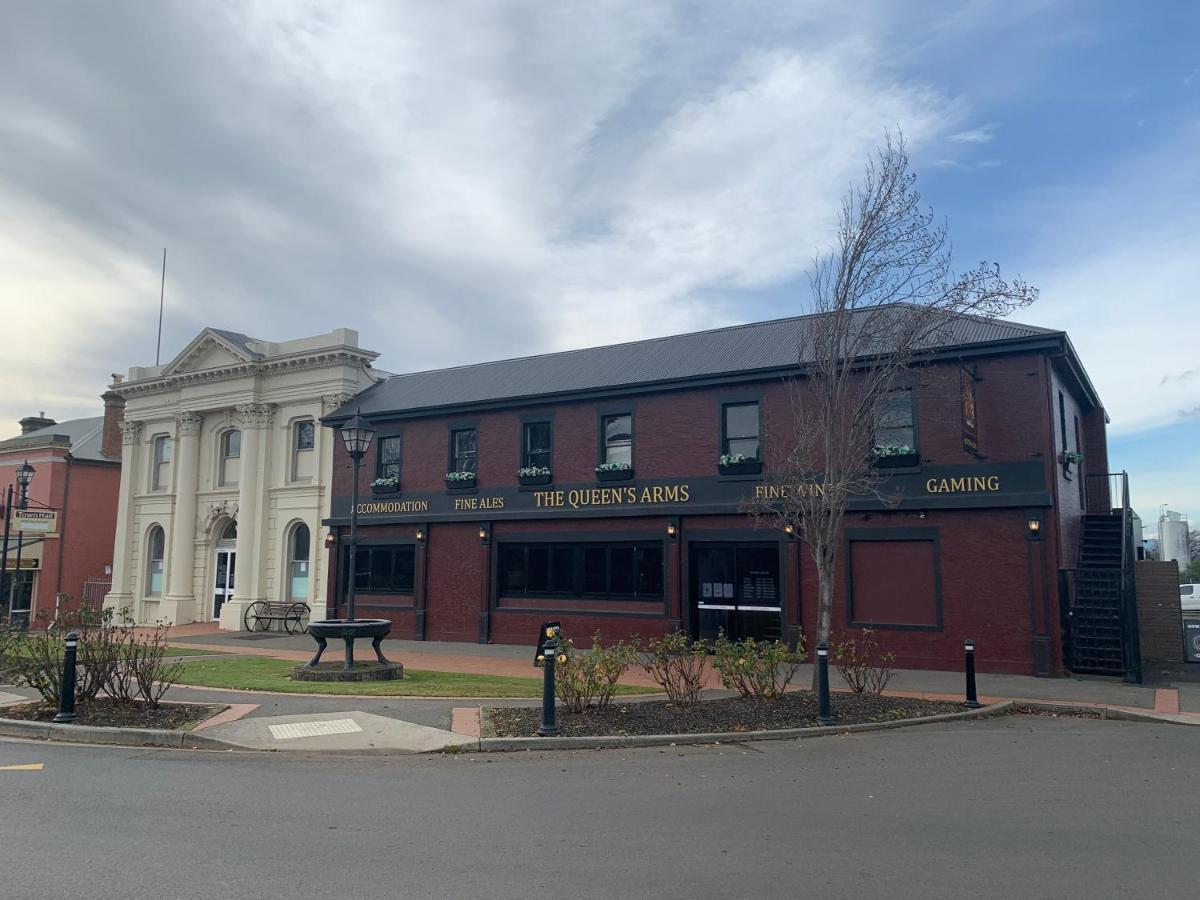 Queens Arms Hotel Longford Extérieur photo