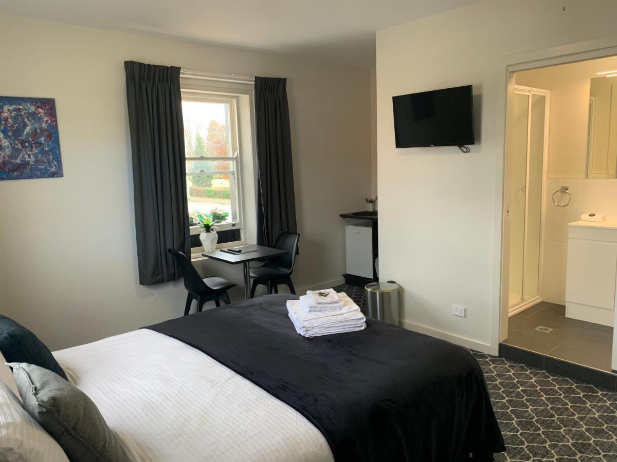 Queens Arms Hotel Longford Extérieur photo