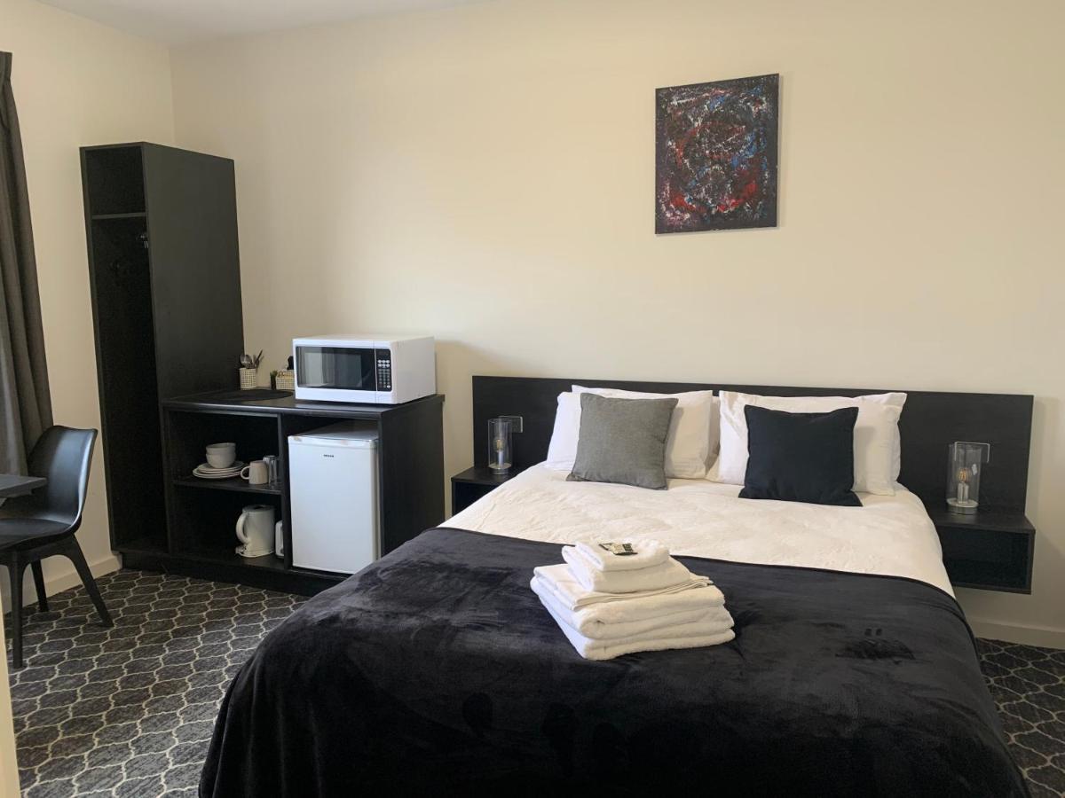 Queens Arms Hotel Longford Extérieur photo