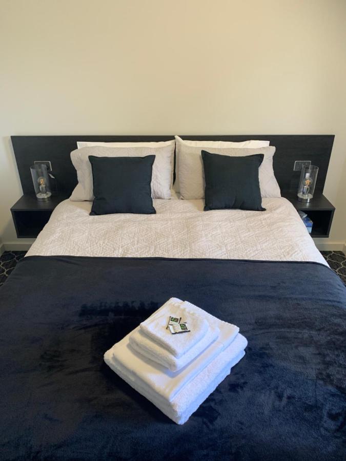 Queens Arms Hotel Longford Extérieur photo